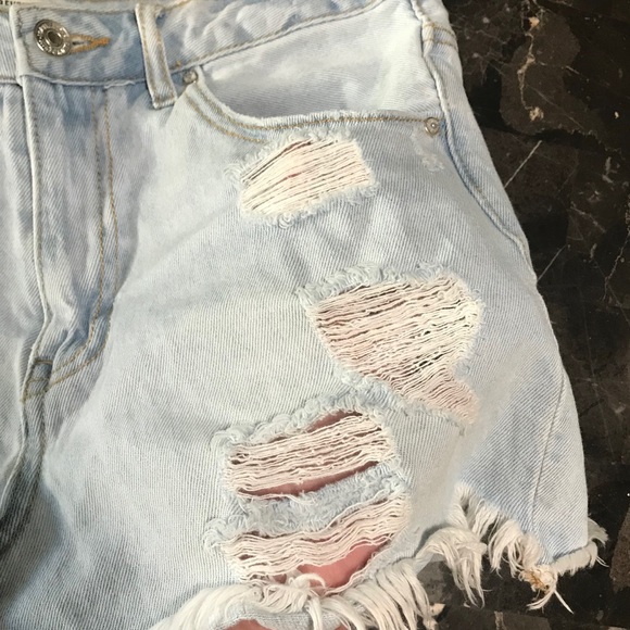 [Forever 21] High-Waisted Ripped Shorts Light Wash - Picture 4 of 8